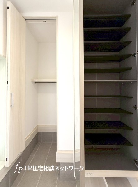 天井までの玄関収納付で、家族の履物が多くても安心。出勤前の身支度チェックに欠かせない姿見付です。