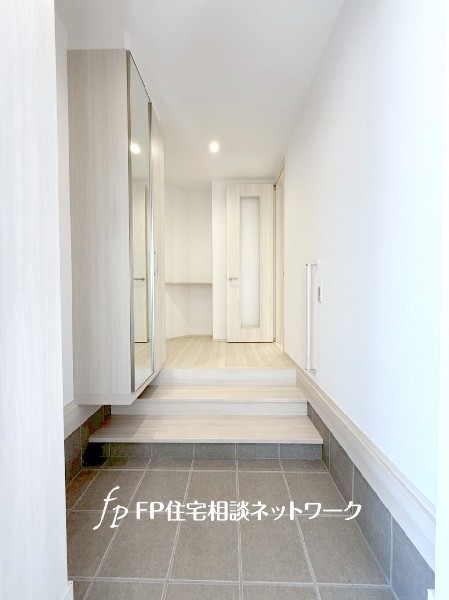 家族の履物が多くても安心な収納力。白をメインにした明るい内装。いつでもキレイな玄関を保ちたいですね。