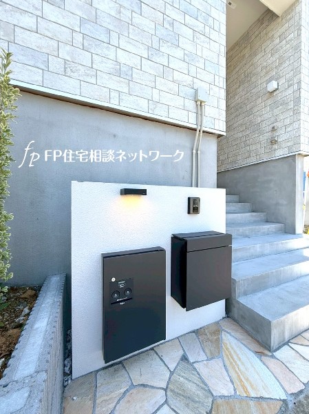玄関前には宅配BOX機能付門柱が設置されています。不在にすることが多い忙しいご家族に嬉しい設備です。
