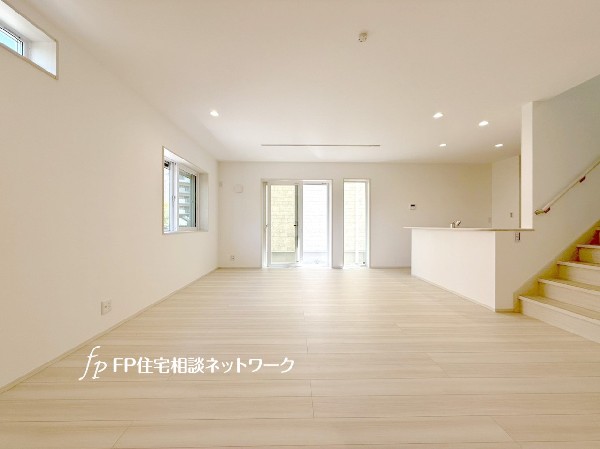 南に大きく面した掃出し窓から光が降りそそぐ開放的なリビング。自然の恵みが、快適で心地の良い空間を演出