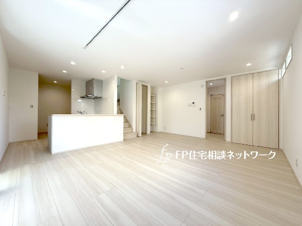 足元から体を温めてくれる床暖房付き。ホコリが舞いにくく、静かです。家族が自然と集まるリビングに。