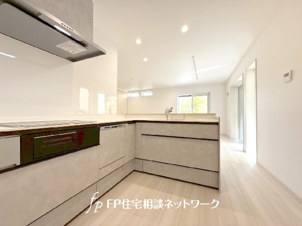 動線がスムーズなL型キッチンは、対面式になっておりリビングの様子を見ながら家事をすることができます。