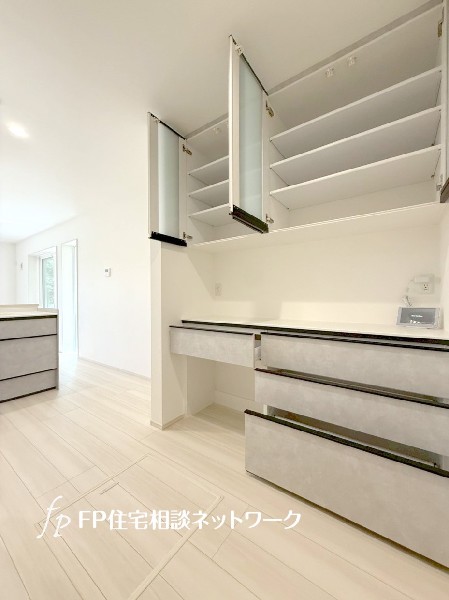 カップボード備え付け、さらにパントリー付のキッチン。ストック食材やキッチン家電が収納できます。