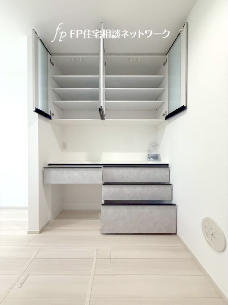 キッチンの色に合わせたカップボードは収納力たっぷり。おしゃれなデザインで料理もはかどりそうですね。