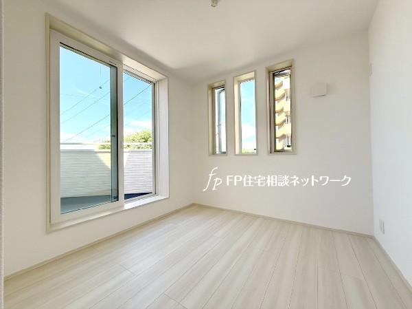 2面採光でお部屋の隅々まで明るい居室。バルコニーにも出られて、爽やかな風をたっぷりと取り込めます。