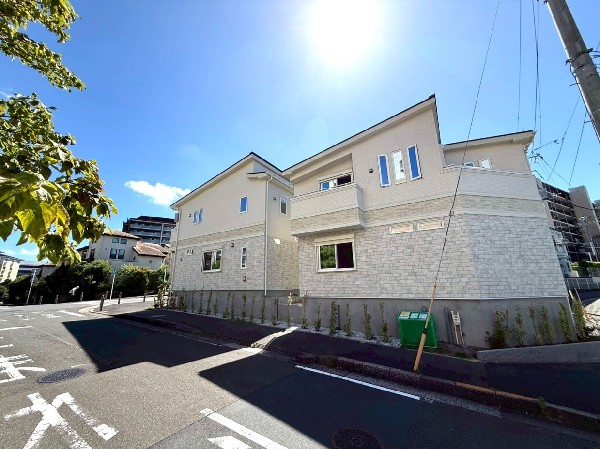 外観:歩道付きの東・北角地なので明るく開放的な立地。太陽光パネル搭載のハイグレードな省エネルギー住宅です。