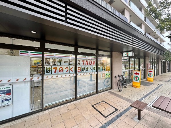 周辺環境:セブンイレブン横浜十日市場店(時間を問わず、幅広い品物が揃うコンビニエンスストア。本物件より徒歩2分と気楽に立ち寄れる近さです。)