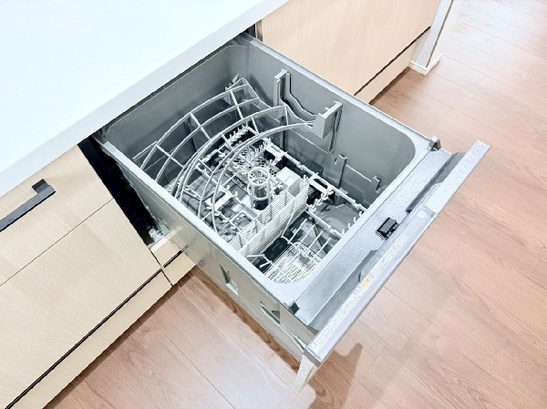 機能性とデザイン性を兼ね備えた嬉しいキッチン。食器洗乾燥機付きなので後片付け楽々。嬉しい浄水器も。