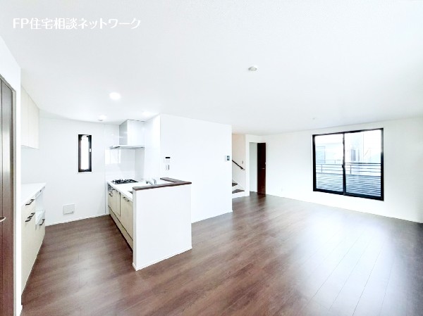 2階リビングは窓が多く日当り良好。人の目を気にせずに寛げます。窓を開ければバルコニーに繋がり開放的。