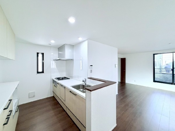 コンロ前に壁があり匂いや油がリビングに広がりません。シンク側はリビングと繋がり、家族の様子を感じられます。