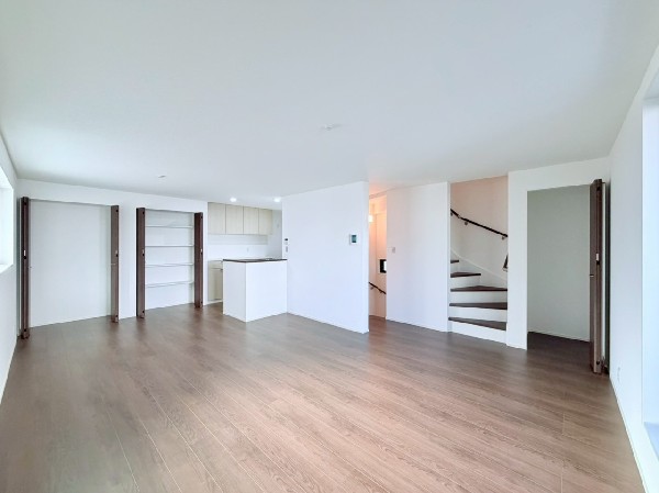 なにかと物が溢れがちなリビングに嬉しい収納付。お子様の勉強道具や、書類関係などもすっきり片付きます。