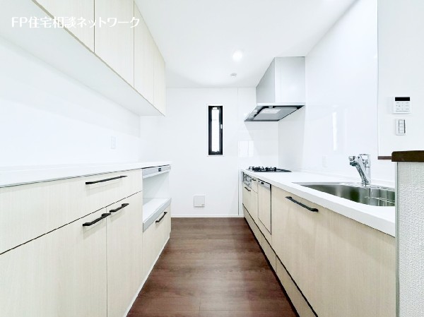 造り付けパントリー、カップボード、スライド収納付キッチン。電子レンジや炊飯器などの家電が収納できます。