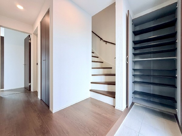 玄関近くに廊下収納があります。コートや帽子を収納すれば、帰宅後すぐに片付きます。買物バッグや、スポーツ用品も◎