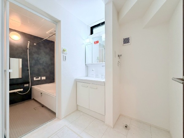 窓付で光が入り明るい洗面室。収納力と機能性に優れた洗面台で、毎朝の身支度が気持ちよく出来そうですね。