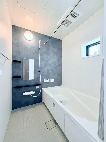 ゆったり入れる１坪タイプの浴室。雨の多い時季のお洗濯に重宝する浴室換気乾燥機付。追炊きオートバス付。