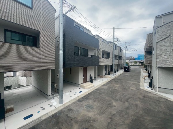 外観:閑静な住宅地に馴染む落ち着いた色合いの外観。長く愛着を持って住むからこそシンプルな色目に仕上げました。