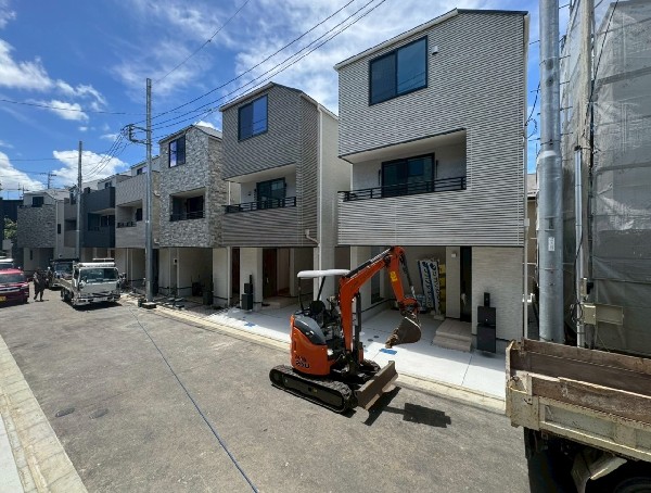 外観:自然豊かな三ツ池公園が徒歩圏内。保育園や小学校が徒歩10分以内にあり子育てしやすい住環境です。