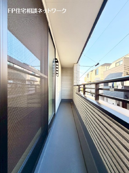 外観:2階と3階には道路に面したバルコニー。お布団もすぐに干すことができ、気持ちの良い朝を迎えられそう。