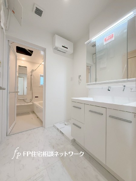 鏡の裏に収納棚を確保した三面鏡を採用。化粧品や歯ブラシなどを機能的に収納し、朝の身支度も快適です。