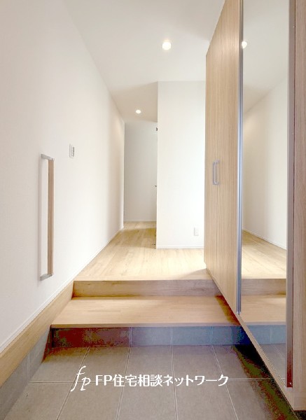 天井までの玄関収納付で、家族の履物が多くても安心。出勤前の身支度チェックに欠かせない姿見付です。