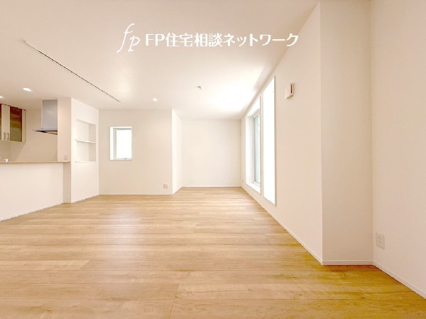 2階リビングは窓が多く日当り良好。人の目を気にせずに寛げます。窓を開ければバルコニーに繋がり開放的。