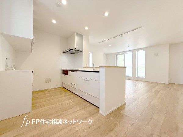 リビングのお子様を見守りながらお料理が出来る対面式カウンターキッチン。ご家族との会話がはずみます。