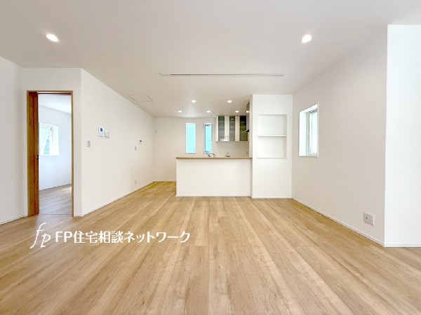 キッチンの統一感を生む同色のカップボードが背面に備え付けされています。調理家電の収納に重宝しますね。