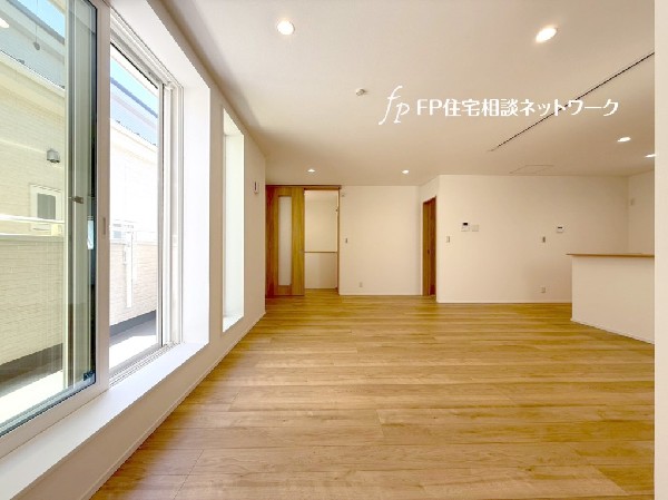 家族だんらんのスペースとなるリビング。窓からの日差しがリビングの隅々までしっかりと届きます。