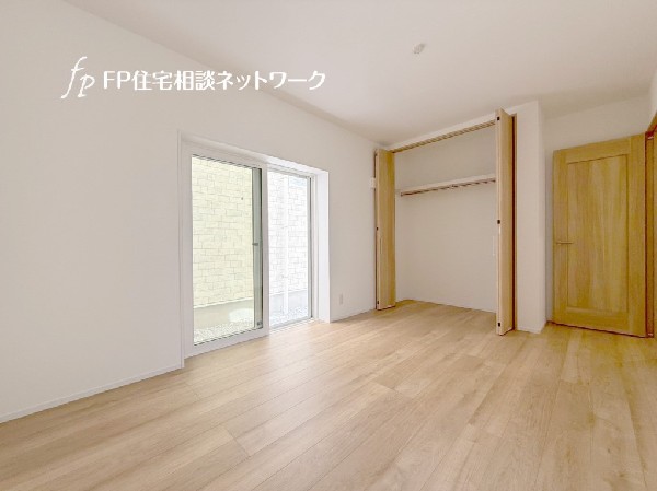 大きな掃き出し窓に面した1階の6.8帖洋室。2面採光の居室は爽やかな風をたっぷりと取り込めますね。