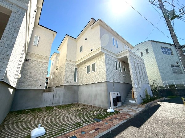 外観:歩道付きの東・北角地なので明るく開放的な立地。太陽光パネル搭載のハイグレードな省エネルギー住宅です。