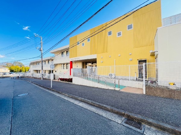 周辺環境:あさひが丘幼稚園(恵まれた環境に位置する幼稚園。自然に触れ、丈夫な体に豊かな感性をもった子どもの育成に努めています。)