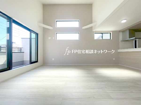 2階リビングは窓が多く日当り良好。人の目を気にせずに寛げます。窓を開ければバルコニーに繋がり開放的。