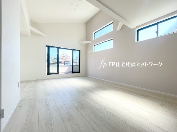 2階リビングは吹抜けのように天井が高くなっており開放的。高い位置にある窓から優しい光が差し込みます。