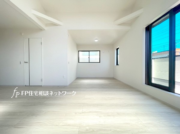 足元から体を温めてくれる床暖房付です。ホコリが舞いにくく、静かです。家族が自然と集まるリビングに。