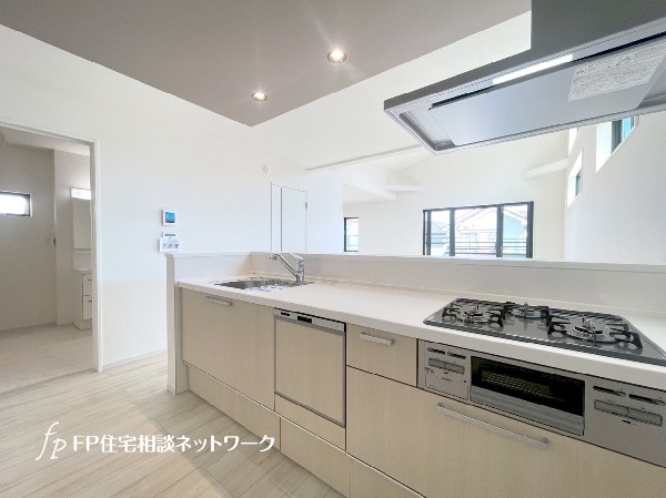 機能性とデザイン性を兼ね備えた嬉しいキッチン。食器洗乾燥機付きなので後片付け楽々。嬉しい浄水器も。