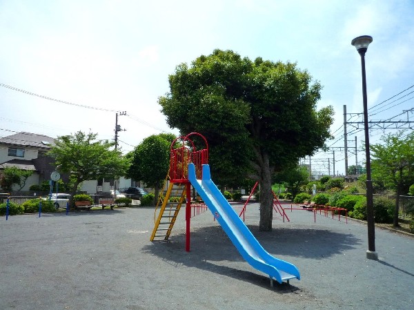 周辺環境:長津田第二公園(三角公園の愛称で親しまれる線路脇の公園。間近で電車を見ることができ、電車好きのお子様におすすめです。)