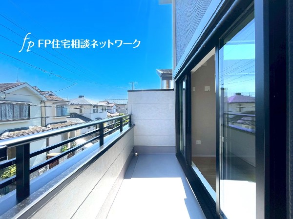 リビングに繋がるバルコニー。明るい光と爽やかな風を室内にたくさん取り込むことが出来そうです。