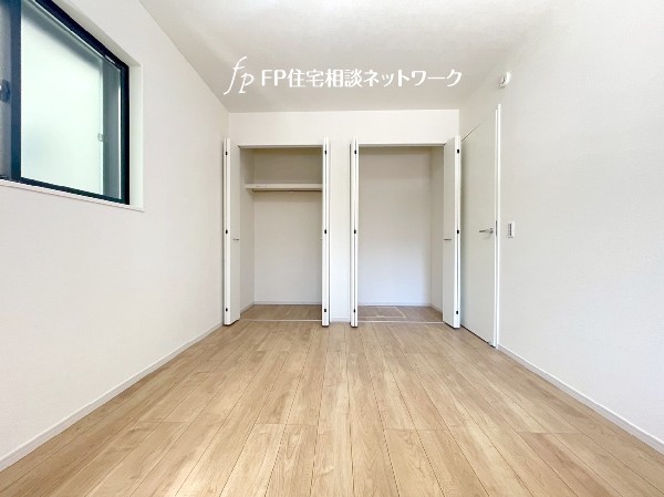 主寝室には2カ所のクローゼットがあり、夫婦で使う衣類や雑貨もすっきりとしまうことができそうです。