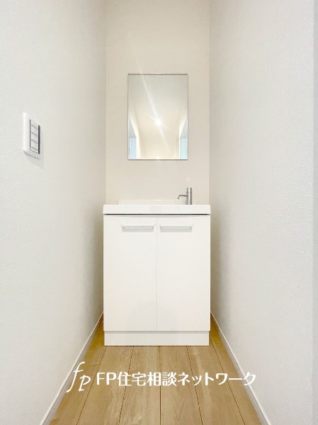 1階ホールにセカンド洗面台を設けました。帰宅後すぐに手洗いが出来るので、風邪予防にも繋がりますね。