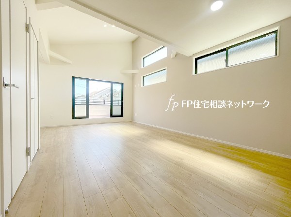 2階リビングは吹抜けのように天井が高くなっており開放的。高い位置にある窓から優しい光が差し込みます。