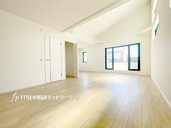 2階リビングは窓が多く日当り良好。人の目を気にせずに寛げます。窓を開ければバルコニーに繋がり開放的。