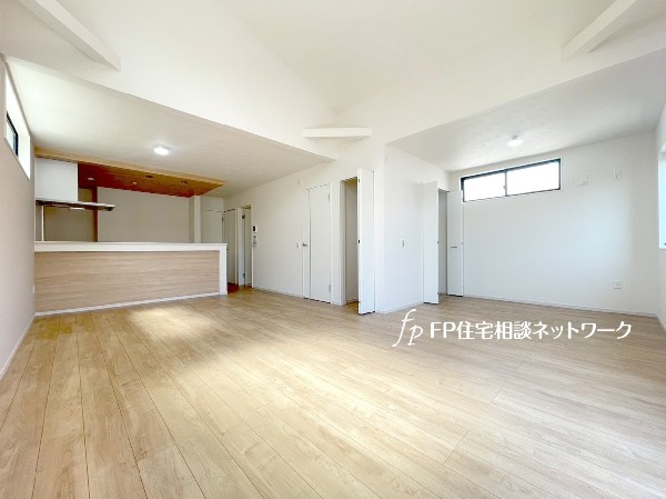 足元から体を温めてくれる床暖房付です。ホコリが舞いにくく、静かです。家族が自然と集まるリビングに。