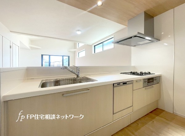 機能性とデザイン性を兼ね備えた嬉しいキッチン。食器洗乾燥機付きなので後片付け楽々。嬉しい浄水器も。