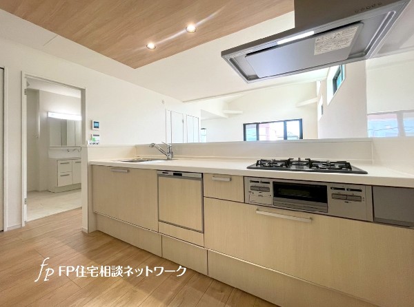 リビングのお子様を見守りながらお料理が出来る対面式カウンターキッチン。ご家族との会話がはずみます。