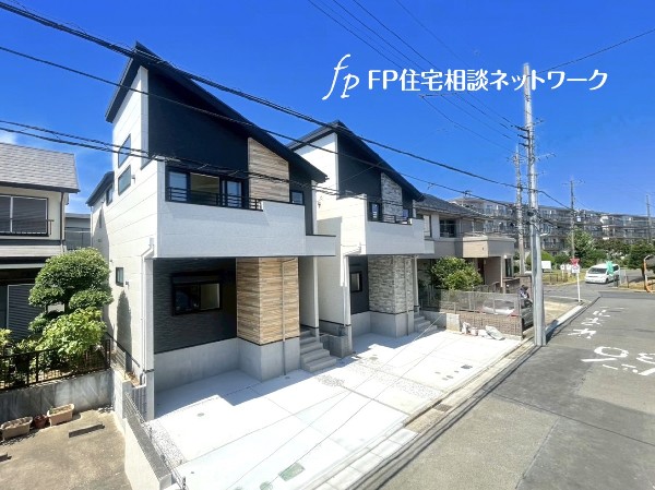 外観:南東道路に面しており、陽当り・通風ともに良好です。並列2台駐車可能なカースペースがあります。