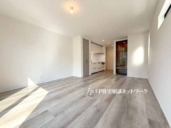 2階リビングは窓が多く日当り良好。人の目を気にせずに寛げます。窓を開ければバルコニーに繋がり開放的。