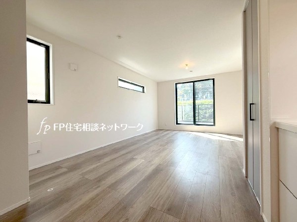 家族だんらんのリビング。窓が多い設計で色々な角度から光が取り込めます。明るいリビングで新しい生活。