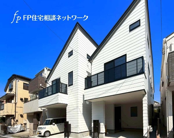 外観:屋根形状に特徴を持たせたシンプルモダンな外観。清潔感のある白い壁が青空に映えています。飽きの来ないデザインです。