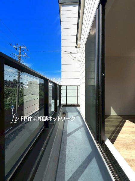 外観:2階リビングには道路に面したバルコニーがあり、陽当り良好。窓を開ければ開放感があり広く感じます。