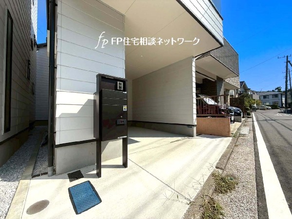 外観:ビルトイン車庫付きの住まい。雨風から大切なお車を守り、お荷物の出し入れもゆっくり濡れずに行えます。